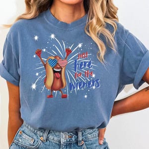Divertente 4 luglio qui per i wurstel, regalo scherzoso, maglietta vintage con umorismo estivo, maglietta retrò americana, maglietta con meme sarcastico, maglietta con wurstel succoso