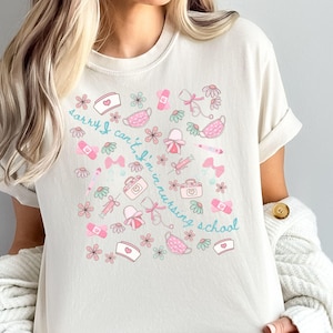 T-shirt Comfort Colors® Je ne peux pas, je suis dans une école d&#39;infirmières, T-shirt d&#39;école d&#39;infirmières, chemise future infirmière, cadeau pour infirmière, chemise étudiante infirmière,