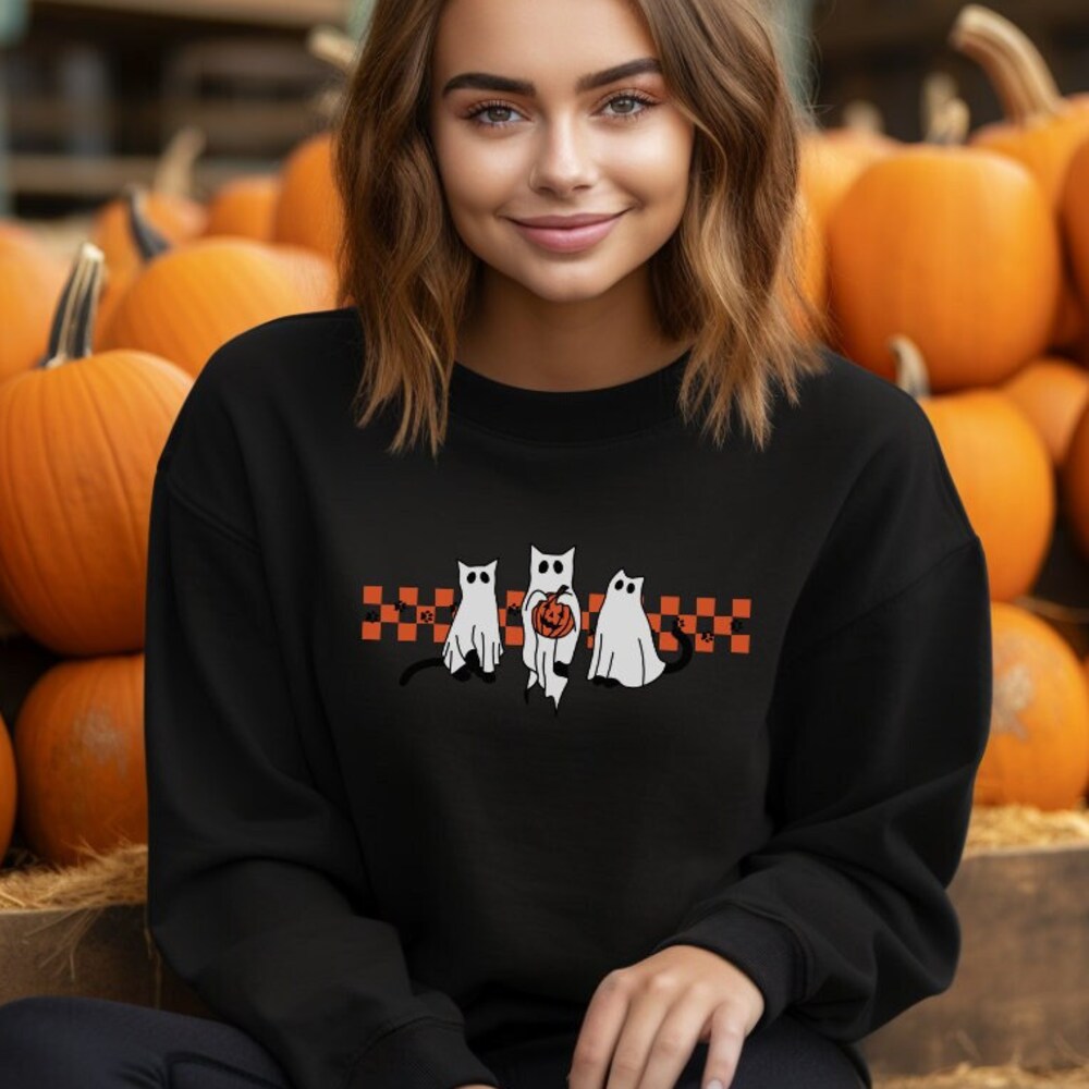 Cute Retro Halloween Ghost Cat Sweatshirt, Cat Lover Shirt, Spooky Season Shirt, Fun Cat Mom Gift, Black Cat Ghost Shirt, Halloween Sweater Store24Hs