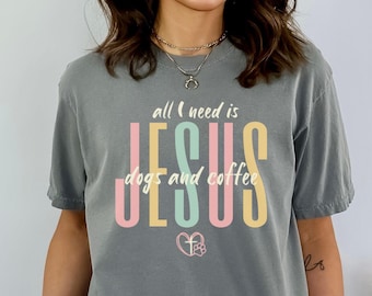 Camiseta de Jesús, perros y café. Todo lo que necesito es Jesús, perros y café. Mercancía cristiana. Ropa de Jesús. Regalo cristiano para mamá perruna. Camiseta religiosa.