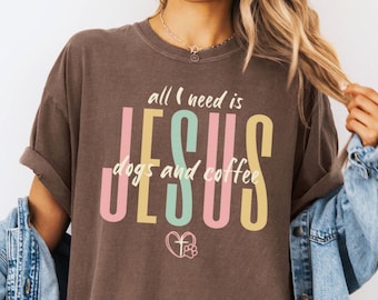 Camiseta de Jesús, perros y café. Todo lo que necesito es Jesús, perros y café. Mercancía cristiana. Ropa de Jesús. Regalo cristiano para mamá perruna. Camiseta religiosa.