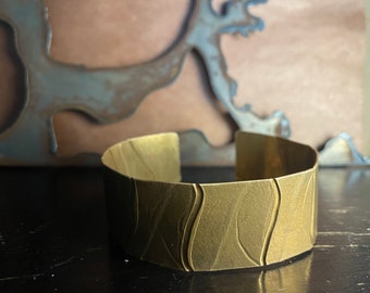 Oak vine - Hand made brass bangle bracelet with geometric pattern