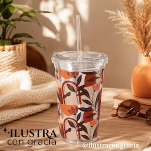 Puede incluir: Un vaso de plástico transparente con tapa y pajita, que presenta un patrón repetitivo de hojas de color marrón oscuro, flores naranjas y arcos de color terracota sobre un fondo crema. El texto "ILUSTRA con gracia" aparece impreso en negro.