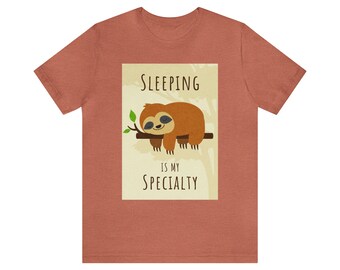 Dormir est ma spécialité (paresseux somnolant dans un arbre) | Tee-shirt à manches courtes en jersey unisexe pour les amateurs de paresseux avec un sens de l’humour | Excellente idée cadeau !
