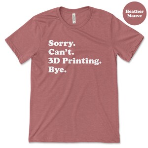 Pu&ograve; includere: T-shirt color malva melange con la scritta bianca "Sorry. Can't. 3D Printing. Bye." La maglietta girocollo &egrave; realizzata in un materiale morbido. Un'etichetta circolare in alto a destra indica "Heather Mauve."