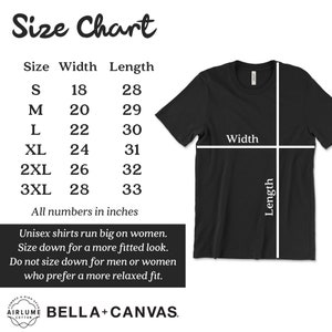 K&ouml;nnte beinhalten: Gr&ouml;&szlig;entabelle f&uuml;r Unisex-T-Shirts mit Ma&szlig;en in Zoll f&uuml;r Breite und L&auml;nge. Die Gr&ouml;&szlig;en umfassen S, M, L, XL, 2XL und 3XL. Die Tabelle weist darauf hin, dass Unisex-Shirts bei Frauen gro&szlig; ausfallen und man eine Nummer kleiner w&auml;hlen sollte, um einen enganliegenden Look zu erhalten. Sie weist auch darauf hin, dass M&auml;nner oder Frauen, die eine lockere Passform bevorzugen, nicht eine Nummer kleiner w&auml;hlen sollten.