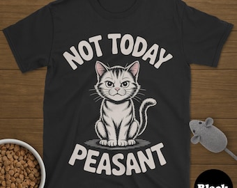 Op de afbeelding: Zwart T-shirt met een afbeelding van een chagrijnige grijze kat en de witte tekst "NOT TODAY PEASANT". Een kom kattenvoer en een speelgoedmuis zijn ook zichtbaar. Het woord "Black" staat in een zwarte cirkel.