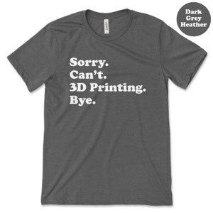 Pu&ograve; includere: T-shirt grigio scuro m&eacute;lange con la scritta bianca "Sorry. Can't. 3D Printing. Bye.". La maglietta ha un girocollo ed &egrave; realizzata in un tessuto morbido.