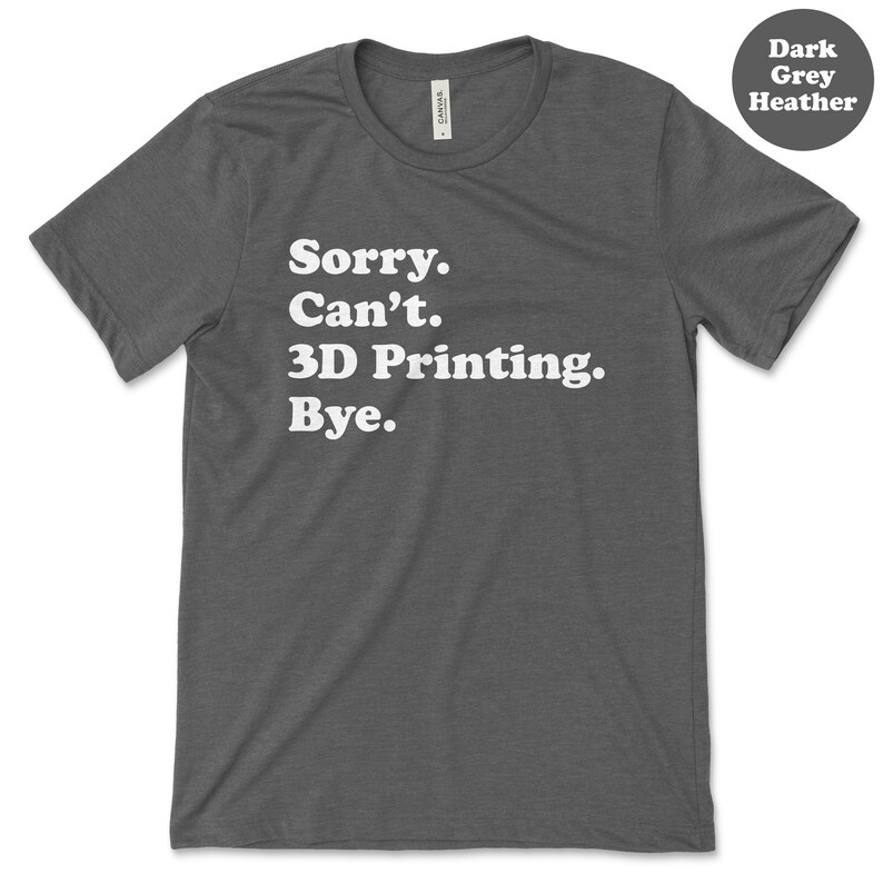 Pu&ograve; includere: T-shirt grigio scuro m&eacute;lange con la scritta bianca "Sorry. Can't. 3D Printing. Bye.". La maglietta ha un girocollo ed &egrave; realizzata in un tessuto morbido.