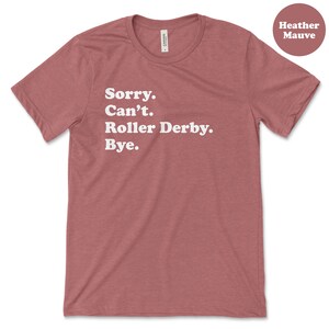 K&ouml;nnte beinhalten: T-Shirt in Heide-Mauve mit dem Aufdruck "Sorry. Can't. Roller Derby. Bye." in Wei&szlig;.