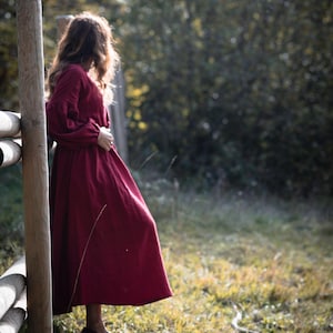 Vestido de linho feminino RUGILĖ. Vestido para amamentação. Vestido de linho com inspiração vintage e mangas bufantes. Vestido longo de linho em vermelho-berry.