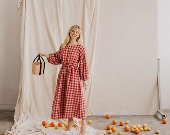 Robe femme en lin RUGILĖ. Robe en lin d'inspiration vintage avec manches bouffantes. Robe longue en lin à carreaux vichy rouge foncé. Robe oversize en lin