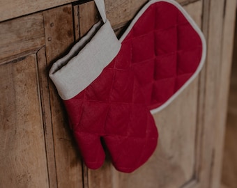 Linen oven mitt and pot holder set.  Red linen oven mitts set. Oven mitts