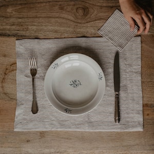 Set di tovagliette in lino. Tovagliette in lino prelavate e ammorbidite.