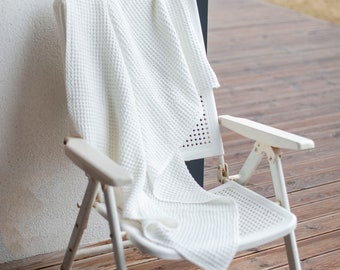 Waffle linen towel in Creamy White. Linen-cotton blend waffle bath towel. Absorbent & high quality towel