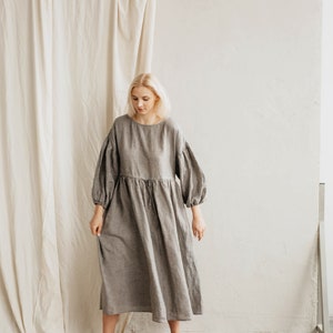 Robe femme en lin RUGILĖ. Robe en lin d'inspiration vintage avec manches bouffantes. Robe longue en lin à carreaux vichy rouge foncé. Robe oversize en lin image 10