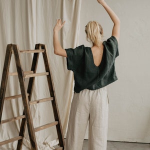 Blusa feminina de linho VYTĖ. Top curto de linho verde-escuro. Blusa de linho para o verão. Blusa de linho com costas abertas.