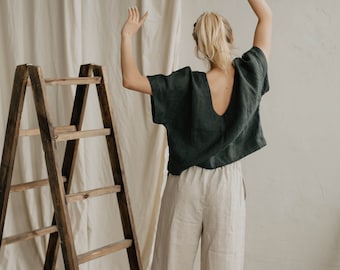 Top de lino para mujer VYTĖ. Top corto de lino en verde oscuro. Top de lino de verano. Top de lino con espalda descubierta.