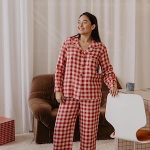 Women&#39;s linen pajama set PILNATIS in red gingham. Linen pyjamas for women. Women&#39;s linen PJ. Women&#39;s linen pants and shirt pajama set