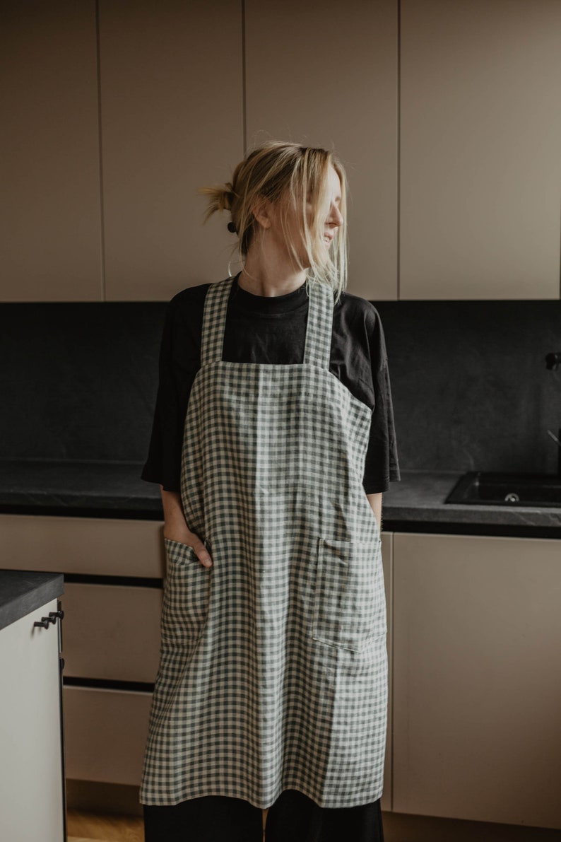 Linen pinafore apron DIRVOLIRA. One size linen apron in various colors. Crossback linen apron. Apron for pottery Green Checks