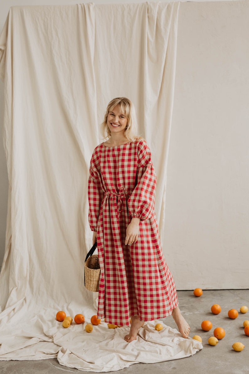 Robe femme en lin RUGILĖ. Robe en lin d'inspiration vintage avec manches bouffantes. Robe longue en lin à carreaux vichy rouge foncé. Robe oversize en lin image 2