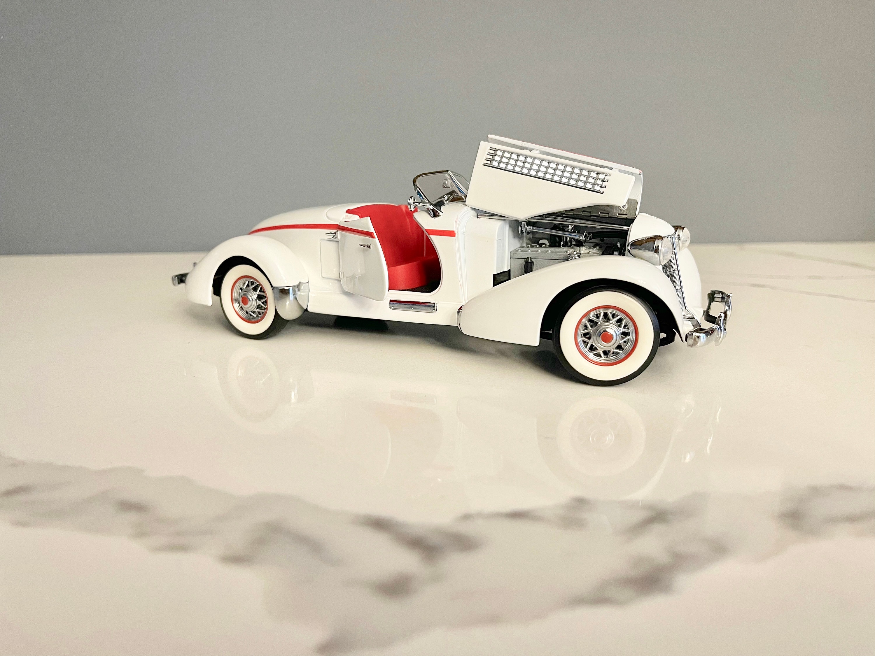 Franklin Mint 1935 Vintage Auburn Boatel Speedster White and Red
