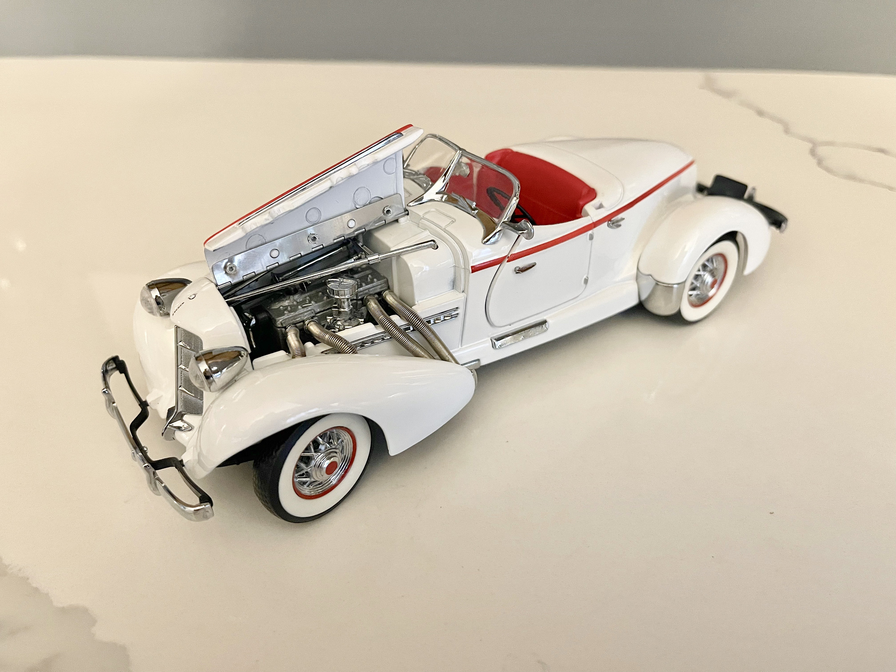 Franklin Mint 1935 Vintage Auburn Boatel Speedster White and Red
