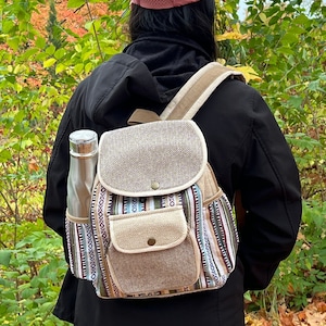 Handgefertigter mehrfarbig gestreifter Unisex-Rucksack: Handwerkliche Eleganz mit akribischer Verarbeitung