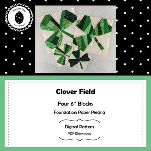 Op de afbeelding: Vier stoffen klaverblokken in groen- en wittinten, gerangschikt op een wit oppervlak. De blokken zijn gemaakt met foundation paper piecing. De afbeelding bevat de tekst "Clover Field" en "Vier 15 cm blokken".