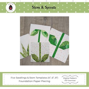 Puede incluir: Cuatro bloques de tela blanca con diseños de hojas y tallos verdes. Los bloques están dispuestos sobre una superficie de madera. El texto "Stems & Sprouts" está en la parte superior. El texto "Five Seedlings & Stem Templates (10cm, 15cm, 20cm) Foundation Paper Piecing" está en la parte inferior.
