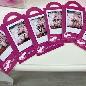 Peut inclure: Cartes de remerciement roses et blanches avec le mot "Jaylah" imprimé dessus. Les cartes présentent une photo d'un groupe d'enfants devant une toile de fond de ballons. Le texte "Merci d'avoir fait la fête avec Jaylah" est imprimé sur les cartes.
