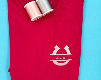 Hufeisen | Besticktes T-Shirt Unisex Baumwolle verschiedene Farben Schriftzug Pferde Namen
