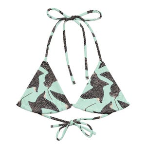 Peut inclure: Un haut de bikini triangle de couleur vert menthe avec des bretelles réglables. Le haut présente un motif répété de raies noires sur un fond vert clair.