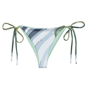 Puede incluir: Braga de bikini con estampado verde y azul con lazos ajustables a los lados.