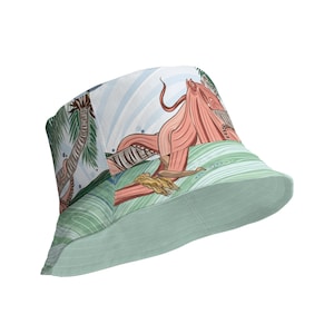 以下が含まれることがあります： カラフルなタコ、ヤシの木、波のプリントが施された緑色のバケットハット。タコはピンクで、白と青のストライプ模様です。