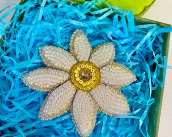 Feminine Chamomile Flower Brooch/Pin  - Elegant Beaded Addition to Wedding Décor and Floral-themed Outfits!