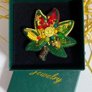 Helles Ahornblatt Perlen Brosche/Pin.  Große Perlen Brosche für Jacken und Mäntel - ein echter Hingucker!