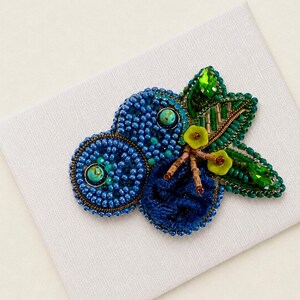 Kleine broche met bosbessenmotief: handgemaakt kledingaccessoire