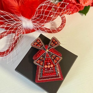 Rare grande broche/épingle rouge Moulin Rouge - symbole brodé de perles de cabaret français.  Célèbre moulin rouge : un excellent cadeau de voyageur !