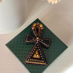Egyptische Ankh-broche: levenssleutelspeld met kralen, oud symbool