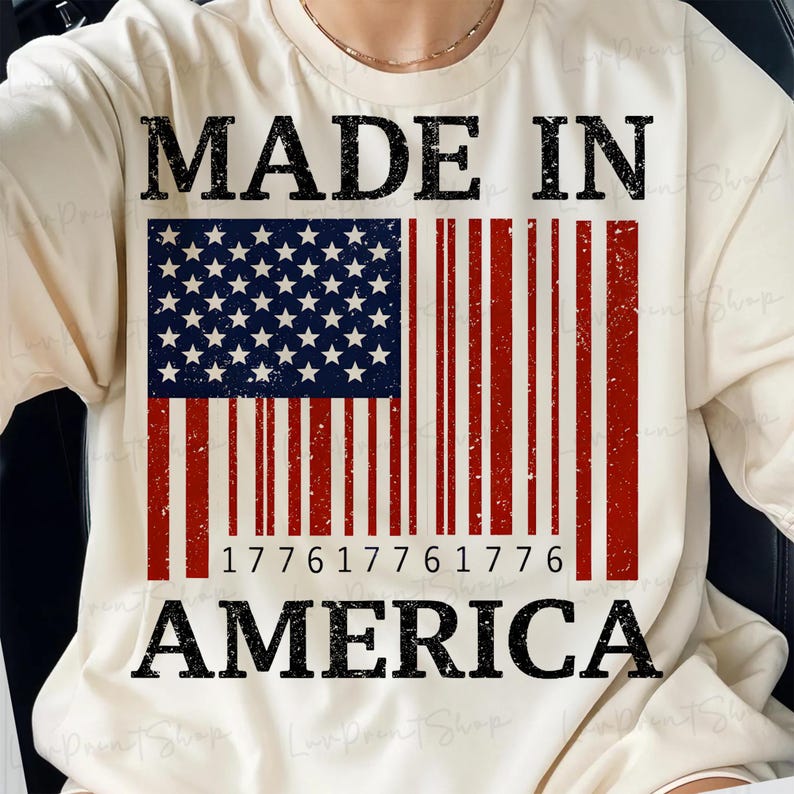 Peut inclure: Sweat-shirt cr&egrave;me avec un graphisme vieilli du drapeau am&eacute;ricain transform&eacute; en code-barres. Les mots "MADE IN AMERICA" sont imprim&eacute;s au-dessus et en dessous du drapeau, avec les chiffres "177617761776" en dessous.