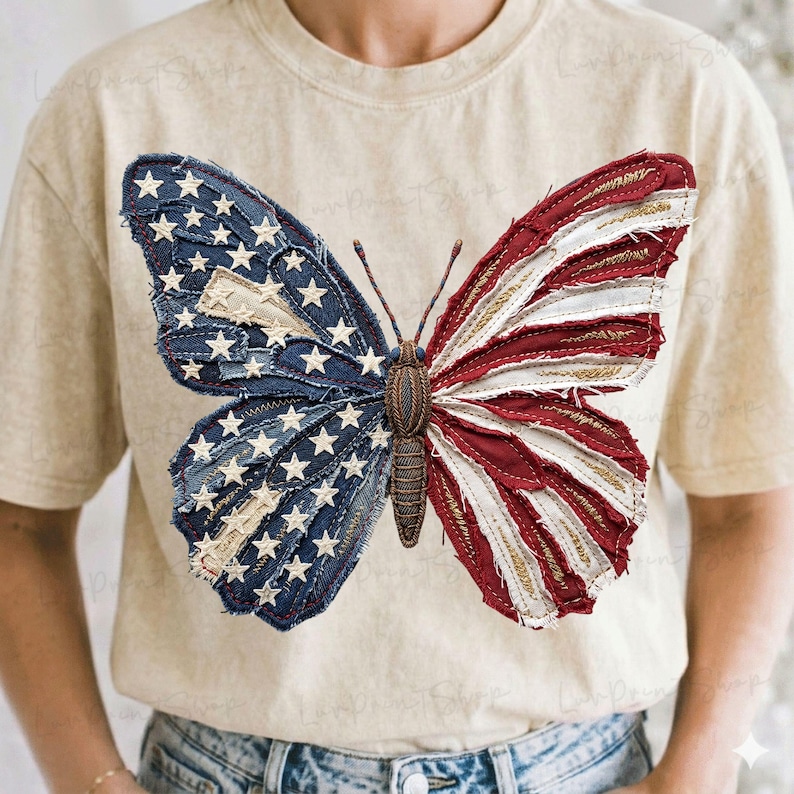 Puede incluir: Camiseta beige con un gran dise&ntilde;o de mariposa. Las alas de la mariposa est&aacute;n dise&ntilde;adas para parecerse a la bandera estadounidense, con alas de mezclilla azul adornadas con estrellas blancas y alas a rayas rojas y blancas.
