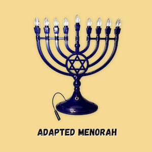 Puede incluir: Una menorá eléctrica azul con nueve bombillas. La menorá presenta una Estrella de David en el centro y el texto "ADAPTED MENORAH" en la parte inferior. La menorá está sobre un fondo amarillo.