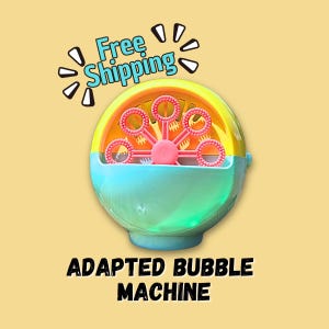 Puede incluir: Máquina de burbujas colorida con un diseño redondo. La parte superior es amarilla y naranja, la central rosa y la inferior azul claro. El texto "ADAPTED BUBBLE MACHINE" está impreso en negro en la parte inferior.