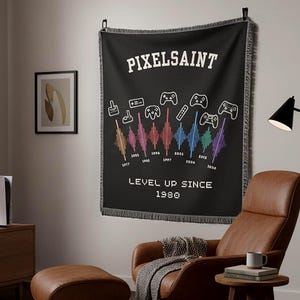Könnte beinhalten: Eine schwarze Webdecke mit dem weißen Schriftzug PIXELSAINT oben und LEVEL UP SINCE 1980 unten. In der Mitte befinden sich weiße Strichzeichnungen verschiedener Videospiel-Controller über einer bunten Schallwellengrafik mit Jahreszahlen.