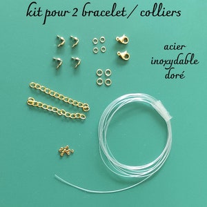 Può includere: Un kit per realizzare due braccialetti o collane. Il kit comprende una catena dorata, chiusure, anelli di giunzione e un cordoncino elastico trasparente. Il testo sull'immagine è "kit pour 2 bracelet/colliers acier inoxydable doré".