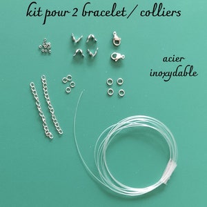 Peut inclure: Un kit pour réaliser deux bracelets ou colliers. Le kit comprend deux chaînes argentées, deux fermoirs mousquetons argentés, quatre anneaux ouverts argentés, quatre perles à sertir argentées et une bobine de cordon élastique transparent. Le kit est en acier inoxydable et est étiqueté "acier inoxydable".