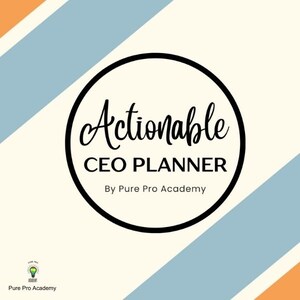 Puede incluir: Un logotipo en blanco y negro con el texto "Actionable CEO Planner" en un círculo con el texto "By Pure Pro Academy" debajo. El logotipo está sobre un fondo de rayas naranjas y azules.