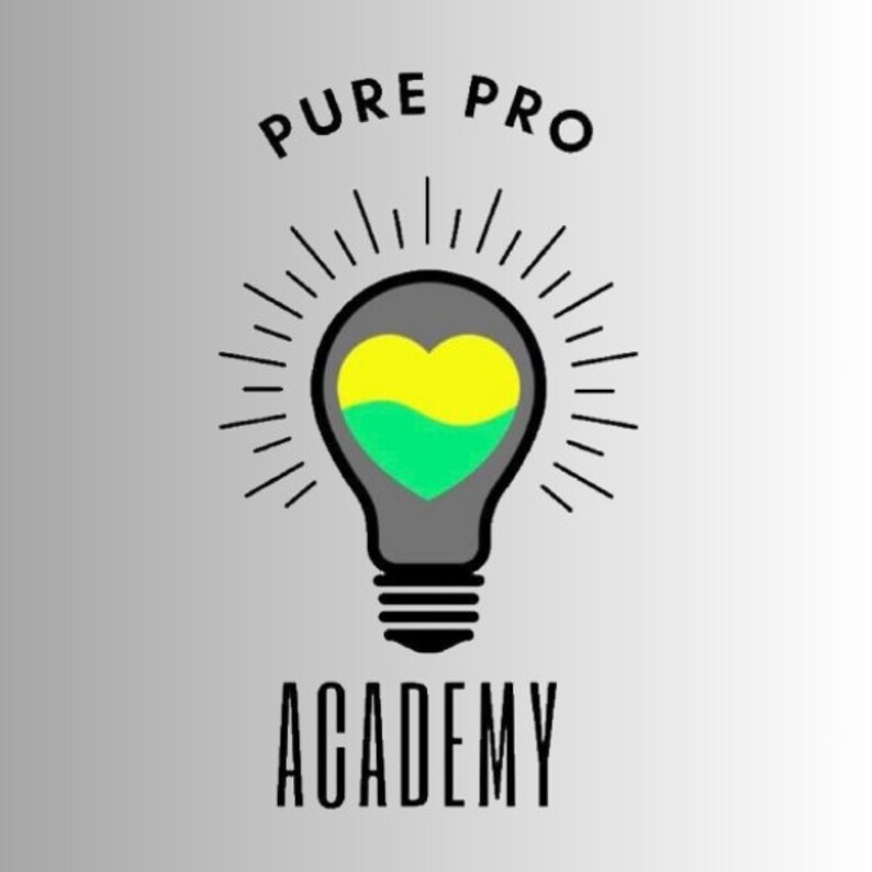 Op de afbeelding: Een zwart-wit logo met de tekst "PURE PRO ACADEMY" in vetgedrukte letters. Het logo toont een gloeilamp met een hartvormig licht erin. Het hart is gevuld met gele en groene kleuren.