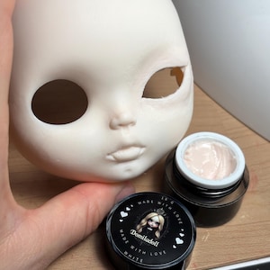 Op de afbeelding: Een witte keramische mok met een zwart handvat en de tekst "But First, Coffee" in een zwarte, vette letter. De mok is waarschijnlijk 325 ml groot, perfect voor een ochtenddrankje.